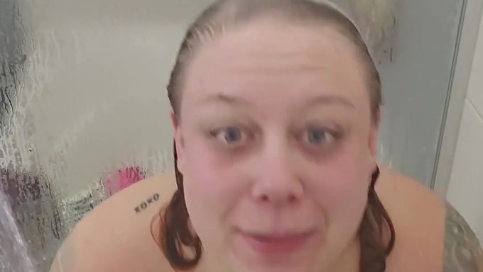 美丽的胖女人在自制视频中用假阳具自慰