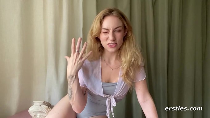 美国美女stella在高清桌子上享受她的第一次独自自慰体验。