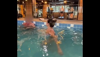我勾引了泳池小哥,在...