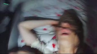戴绿帽的震惊,一个值得信赖的朋友操他老婆,玩得又真又刺激。