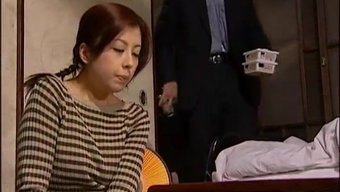 妈妈,妻子和女儿在日...