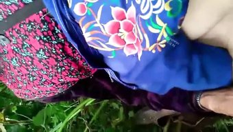 成熟的中国女人在户外...