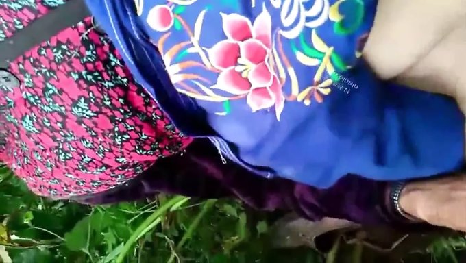 成熟的中国女人在户外进行美洲狮性爱