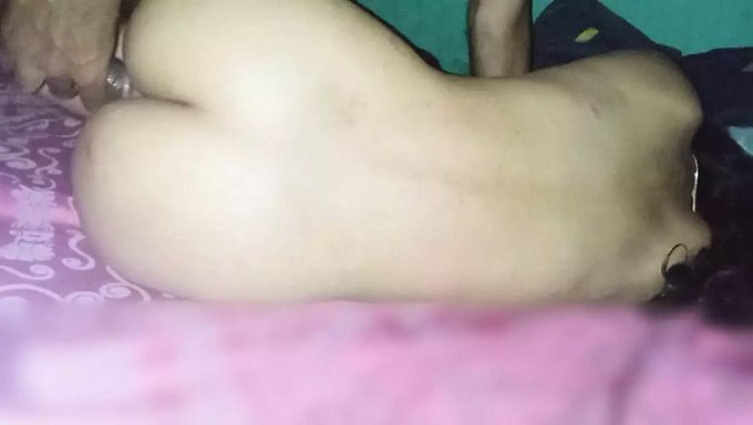 亚洲妻子在三人行中接受大鸡巴