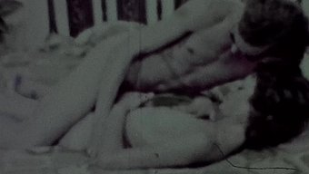 肥胖的年轻男子与瘦女孩做爱