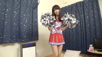 著名大学的啦啦队长在...