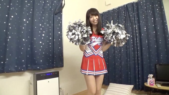 著名大学的啦啦队长在她的第一个视频中探索她的性欲