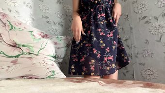 穿着比基尼的业余宝贝...