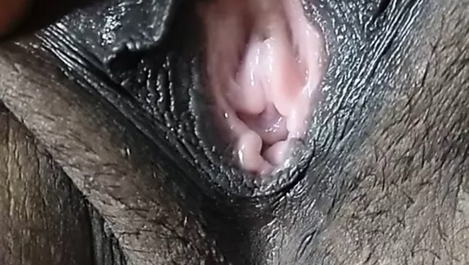 黑色阴部被手指和亲吻的强烈特写