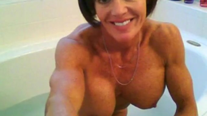 拥有大自然乳房的熟女在网络摄像头上享受放松的浴缸