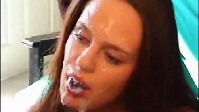 大奶宝贝queeny Love在精子面部视频中接受精液