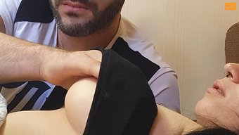 意大利女孩通过乳头刺...