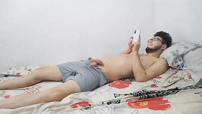 跨种族夫妇在高清视频中探索天然乳房和大乳头