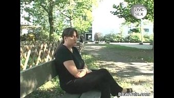 胸部丰满的美丽胖女人...