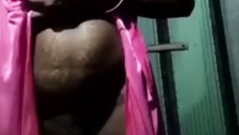 18岁的女孩用手指享...