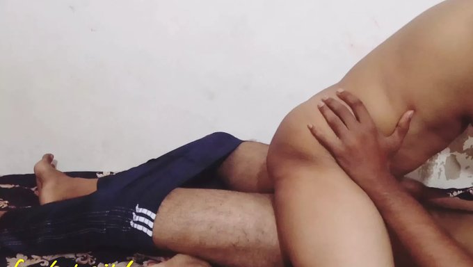 Bangladeshi表妹从后面被操紧屁股