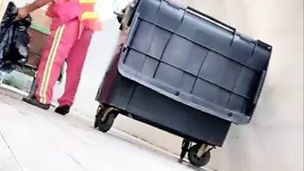 胸部丰满的辣妈享受公...