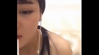 热辣的亚洲女优展示她...