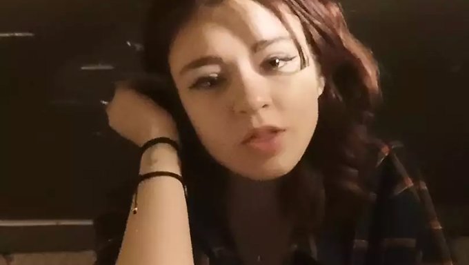 俄罗斯18岁女孩的特写自制震动棒高潮