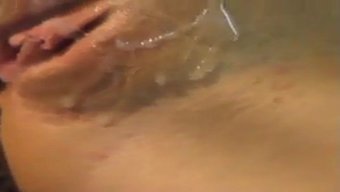 胸部丰满的成熟女人穿着皮裤