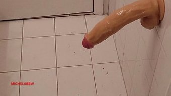 在浴室里用大鸡巴自慰