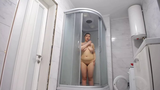 乌克兰美女沉迷于热辣的淋浴会话