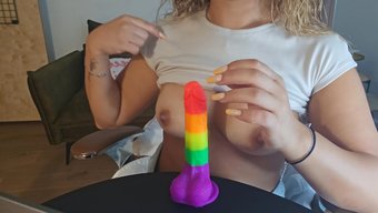 大自然的熟女炫耀她的资产