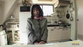 亚洲女士享受近距离性...