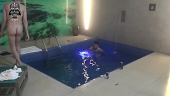 纹身诱人的腿和脚在火...