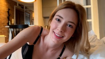 漂亮的女友早上给口交和颜射