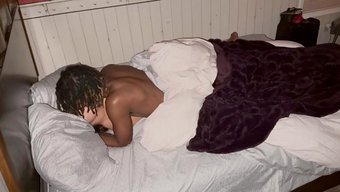 漂亮的脸在半夜得到了...