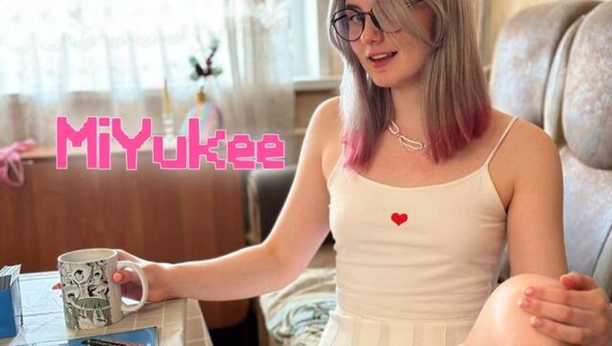 年轻美女miyukee在棋盘游戏中输了,给她的男朋友深喉口交和湿润的逼。