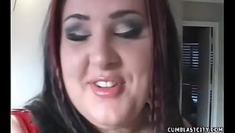 大胸美女被大屌男人射脸
