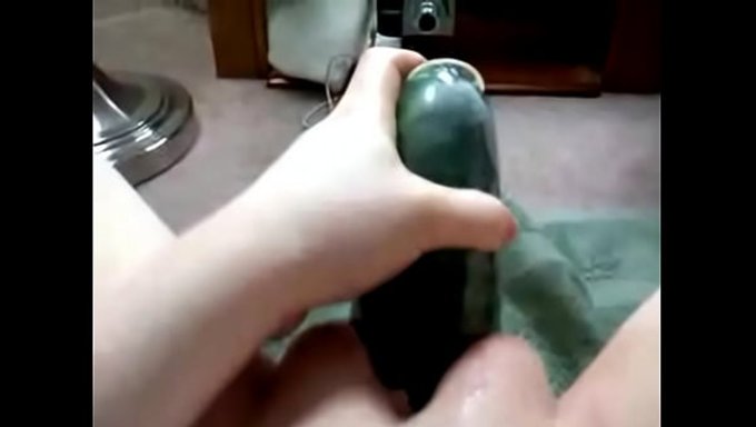 少女被一根巨大的充气假阳具肏着,把小穴撑得好