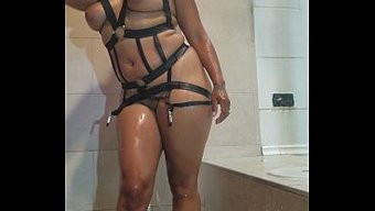 Porsha Carrera在浴室里给拉丁骚货带来自信,骚得不行。