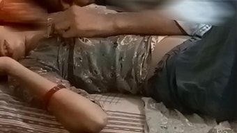 在desi Saali传教士性爱中,天然大奶在jija下弹跳