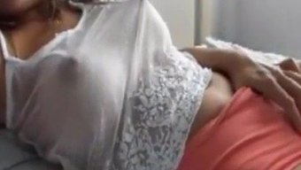惊人的女孩玩弄她完美的阴部