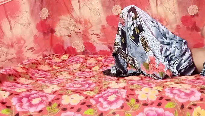 Milf Bhabhi在双重插入视频中接受两根阴茎