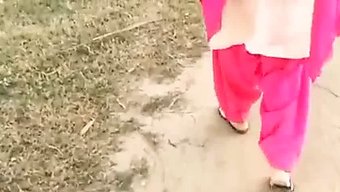 印度少女在自制视频中...