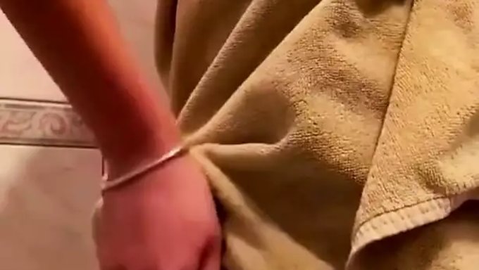 成熟和少女的熟女与陌生人进行热辣的淋浴性爱