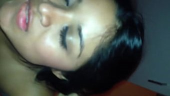 拉丁美女从多个男人那...