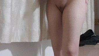 观看一个女孩在这个足...