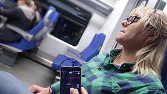 距离控制:在火车上体...