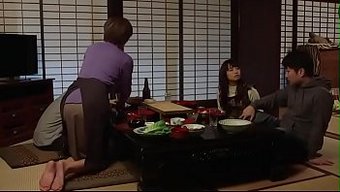 亚洲母女沉迷于禁忌的...