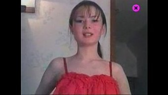 深色头发的俄罗斯少女...