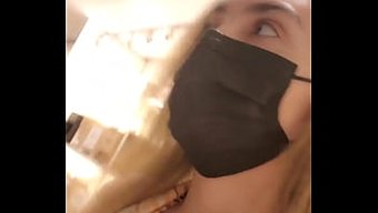 拉丁美女在折扣购买内...