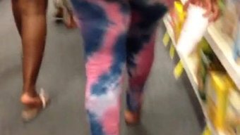 非洲裔美国女性展示她的臀部