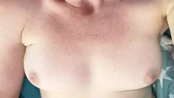 成熟的女人沉迷于独自...
