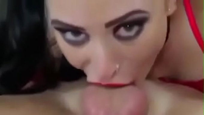 美女示范如何将鸡巴深深含入喉咙