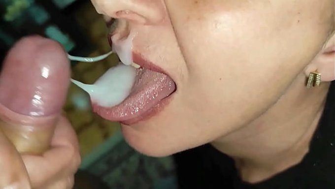 女的干了,脸上射了一发,很满足。